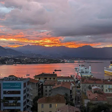 Centre Avec Vue Magnifique Sur Le Golfe D'ajaccio; Parking Privé.